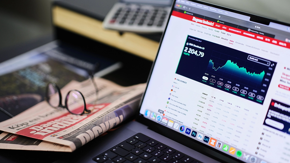 A computer on a desk with a page up from Dagens industri